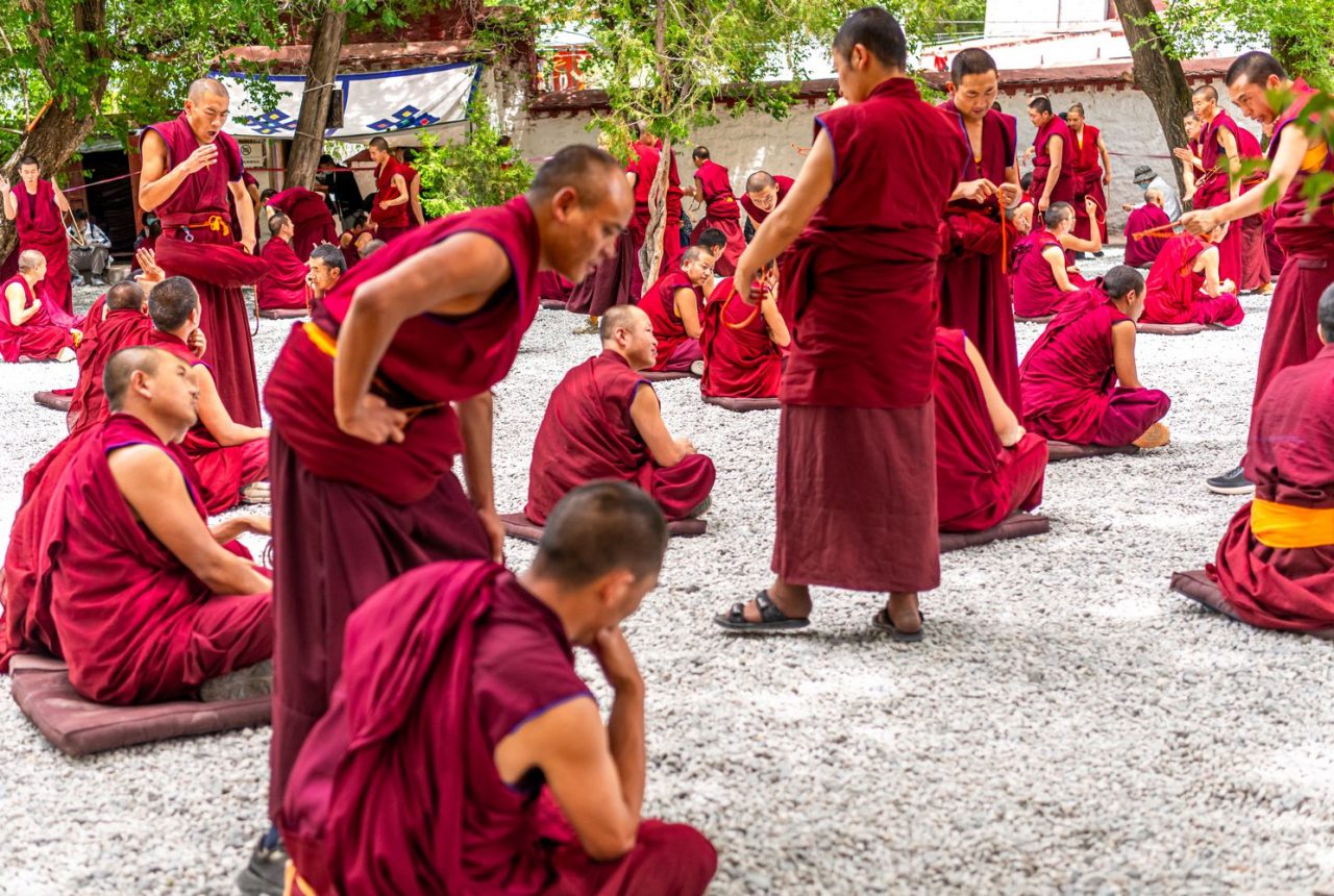 Monaci in dibattito in un monastero tibetano