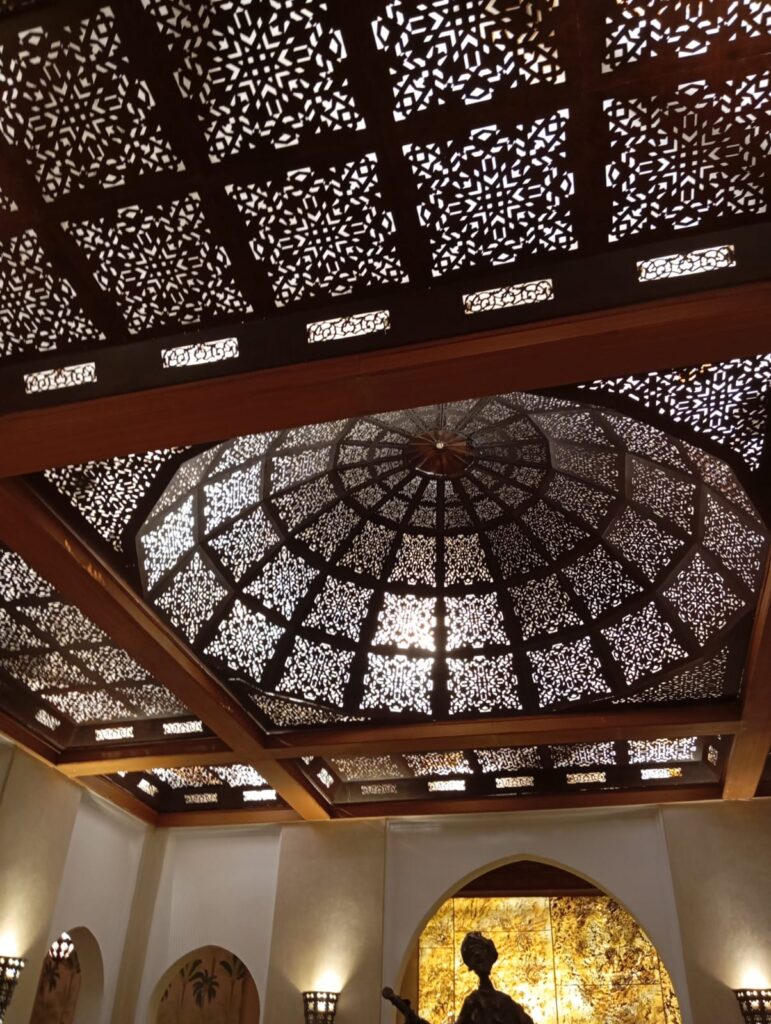Il soffitto intagliato della hall dell'hotel