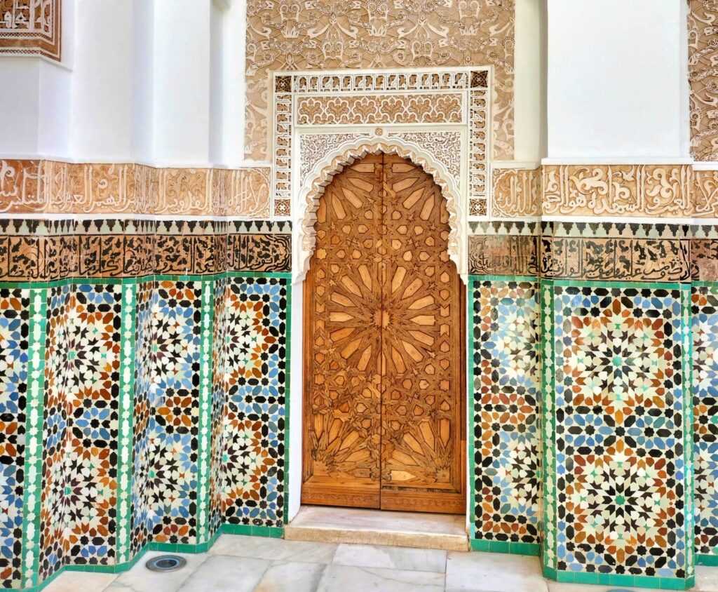 Cedro intagliato e zellige in una medersa di Marrakech