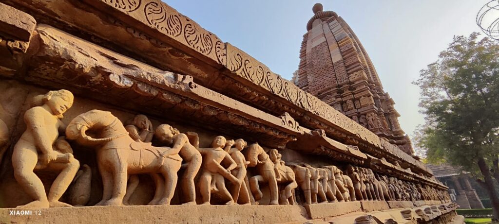 I bassorilievi dei templi di Khajuraho