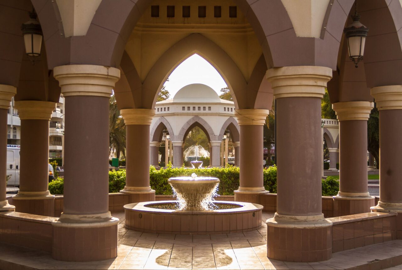 Un cortile con le arcate ad Al Ain