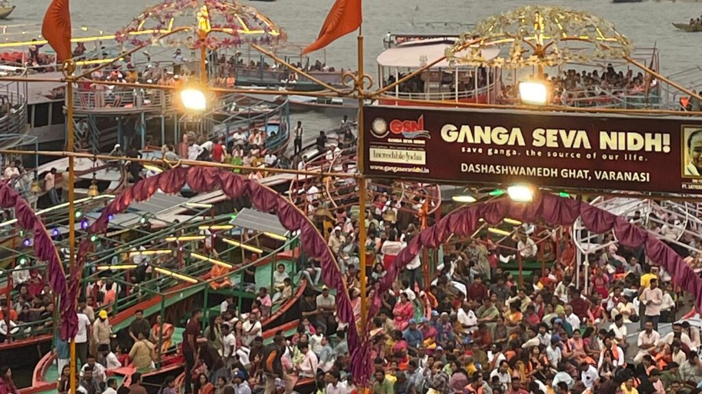 L'aarti della sera al Dashashwamedh Ghat, a Varanasi