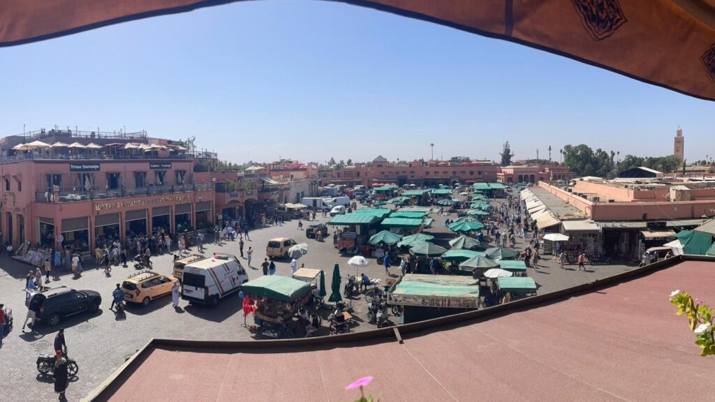 La piazza Djemaa el-Fna vista dalle terrazze
